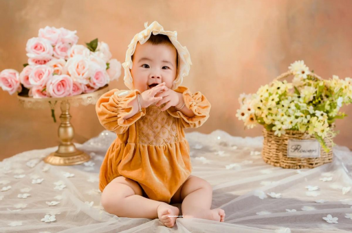 高唐宝宝揉眼睛揉鼻子